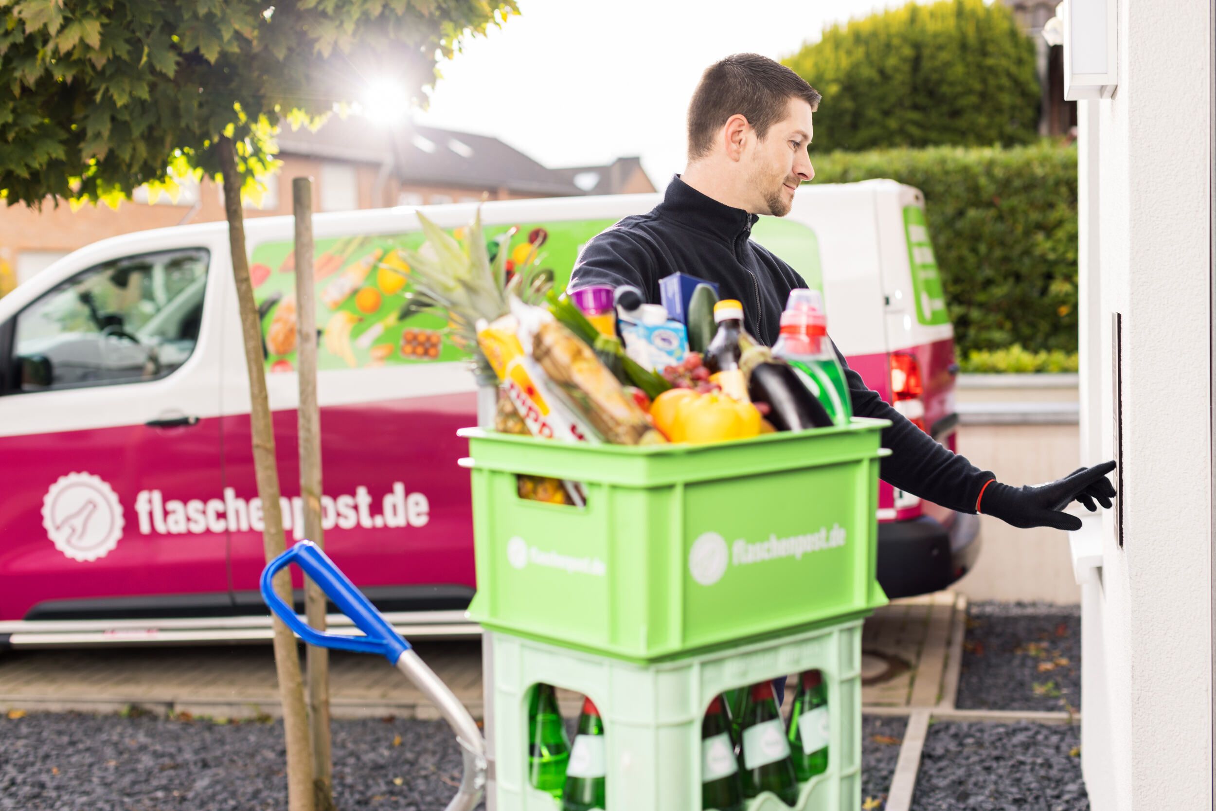 Man delivering food and drinks in green crates